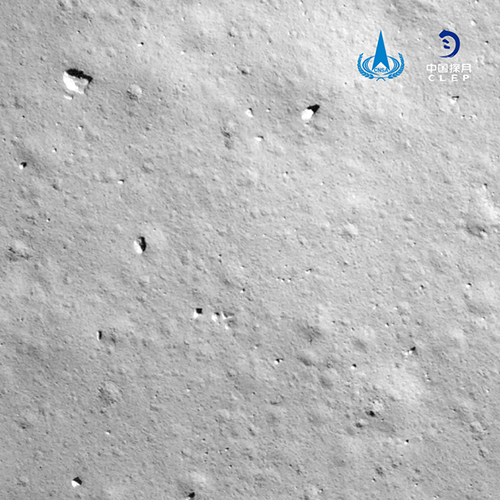嫦娥五号探测器动力下降过程降落相机拍摄的图像.jpg