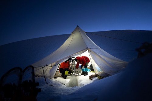 科考队在青藏高原羌塘冰川钻取冰芯。摄影：极地未来。.jpg