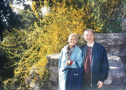 13、2002.3.31 王文采夫妇金婚时在北京景山公园合影.jpg