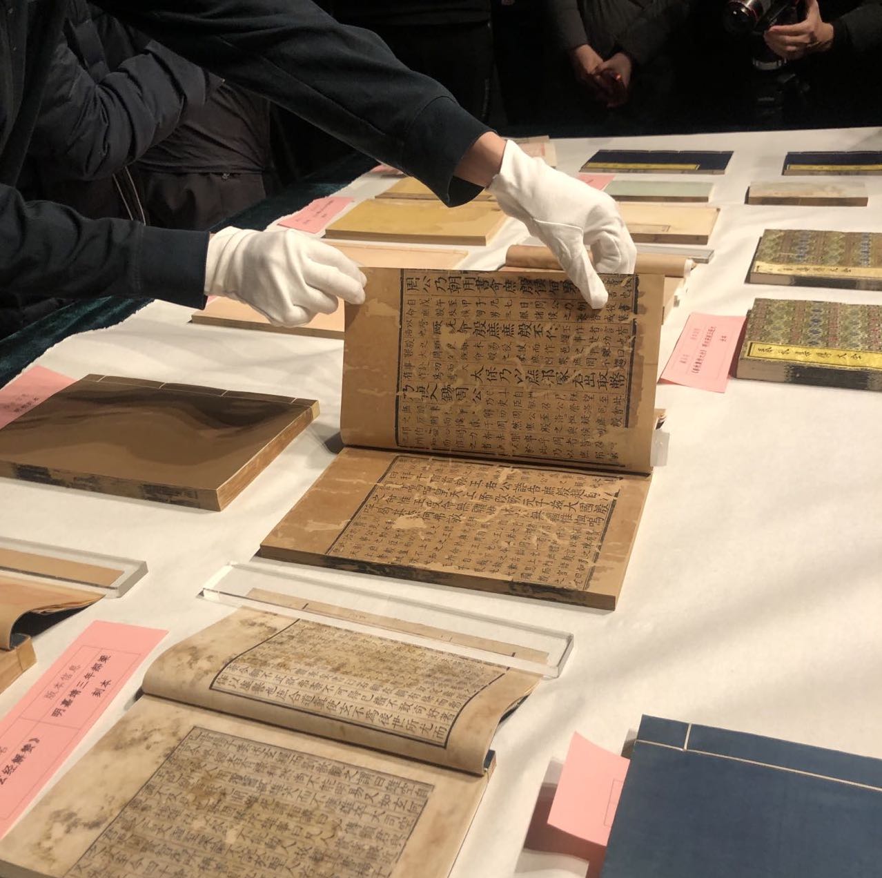 国家图书馆古籍修复专家在展示已修复的"天禄琳琅"古籍.jpeg