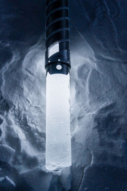 新提取出来的羌塘冰川冰芯。摄影：极地未来。.jpg
