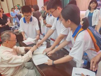 张景中院士在广州大学附属中学开讲